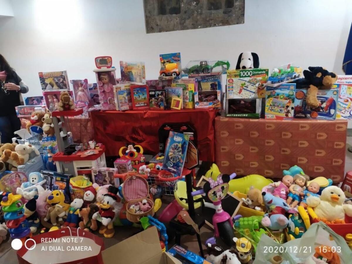PATERNO': GRANDE SUCCESSO PER LA RACCOLTA GIOCATTOLI PER I BIMBI - LE FOTO - 