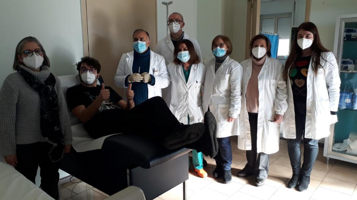 VACCINI ANTI-COVID, PARTITA LA VACCINAZIONE DEGLI OPERATORI SANITARI PURE A PATERNÒ - 