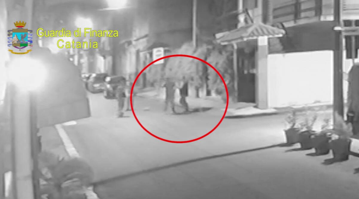 MINACCIA, PICCHIA E INVESTE CON L’AUTO UN SUO DEBITORE: ARRESTATO - 