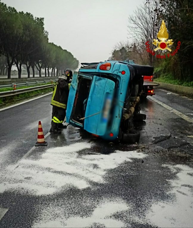 AUTO SI RIBALTA LUNGO LA A18 TRA GIARRE E ACIREALE