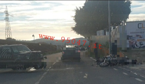 VIOLENTO SCONTRO AUTO-MOTO A MOTTA SANT’ANASTASIA