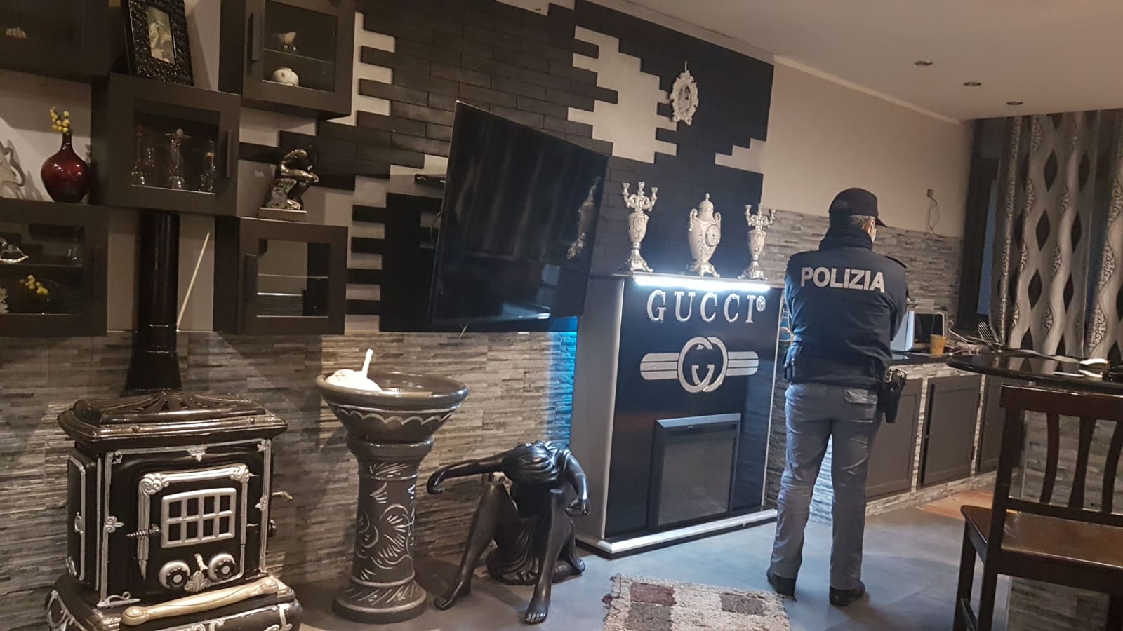 CATANIA: CASE OCCUPATE ABUSIVAMENTE E CON FURTO DI ENERGIA ELETTRICA  MA ARREDATE IN STILE SUPER LUSSO