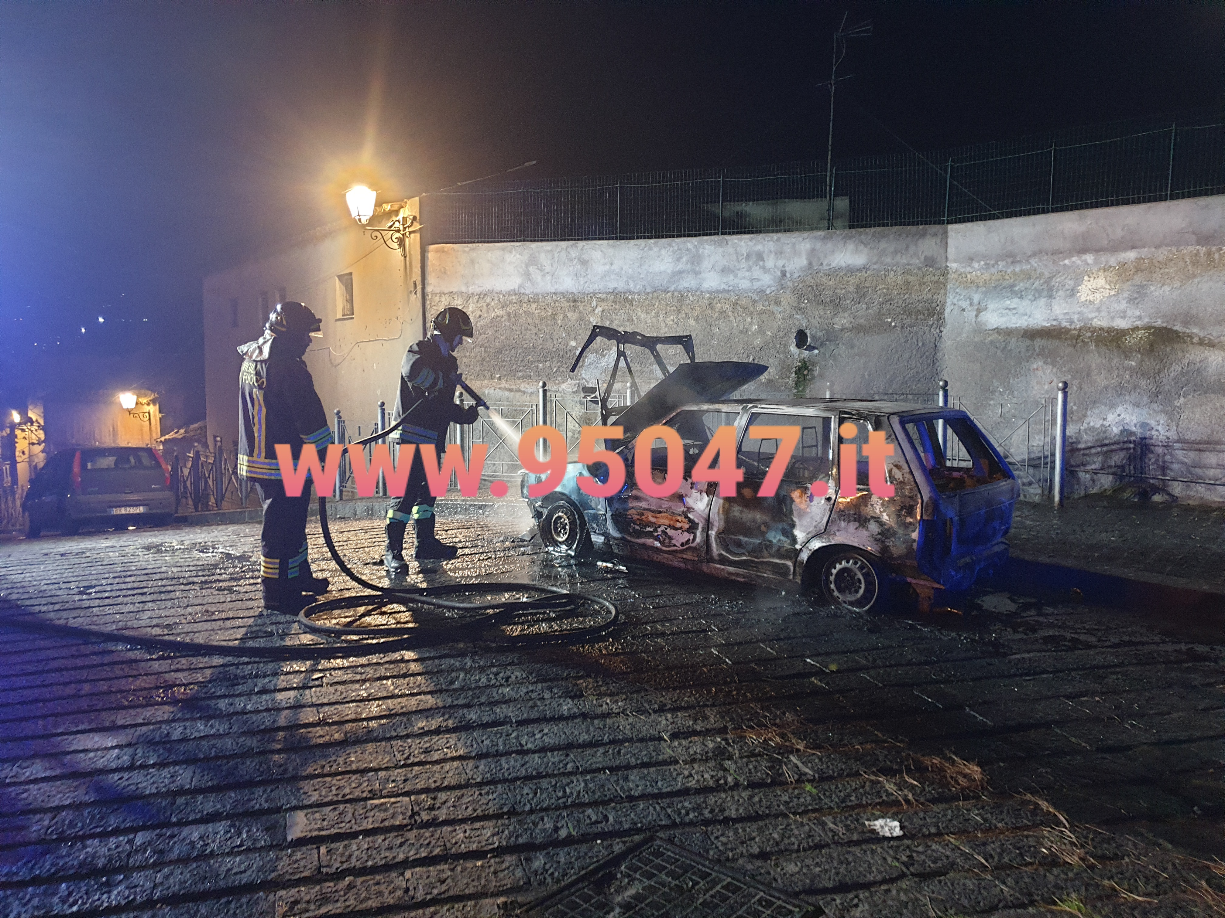 PATERNO': AUTO IN FIAMME IN PIENO CENTRO STORICO