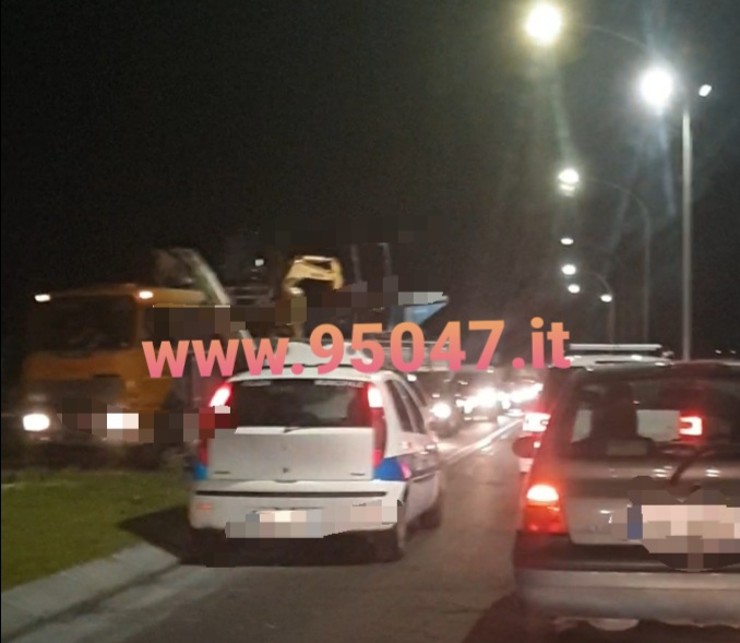 PATERNO': INCIDENTE ALLA ROTONDA DEL CORSO ITALIA E TRAFFICO IN TILT