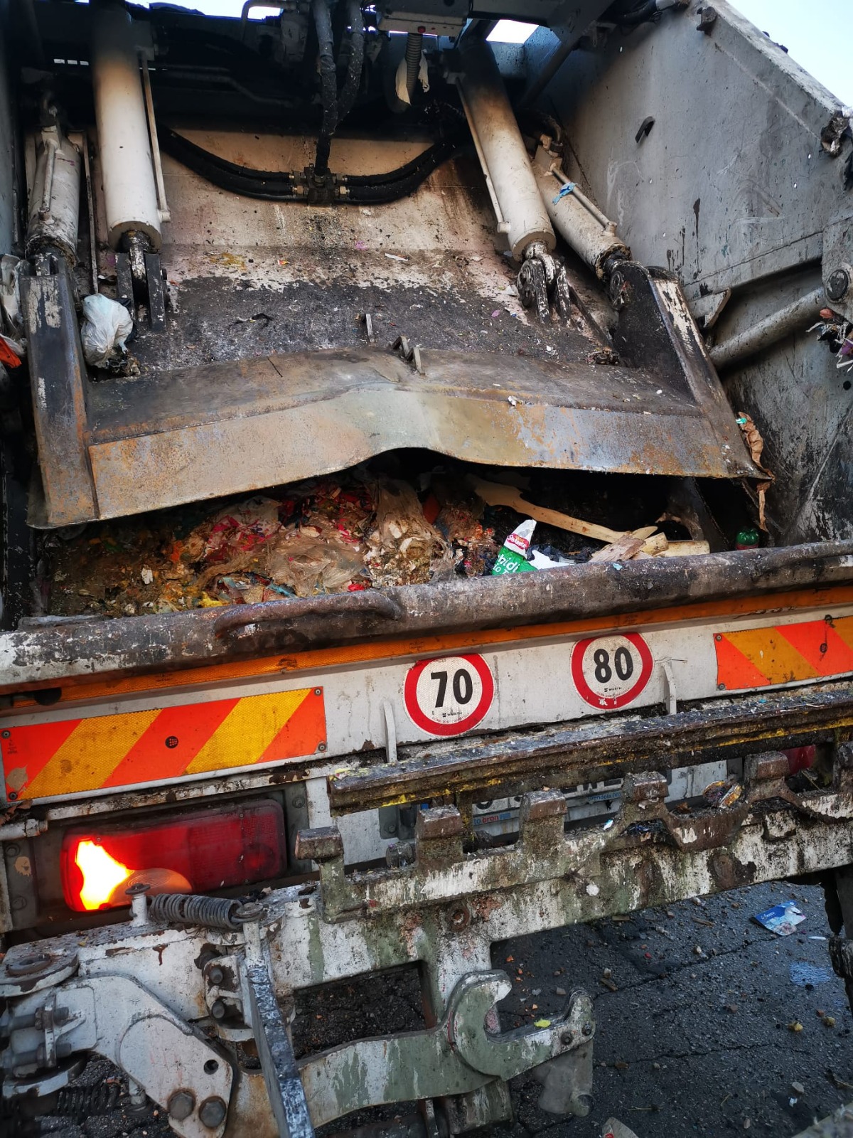 CATANIA: BOMBOLA DI GAS NELLA SPAZZATURA ESPLODE MENTRE GLI OPERAI  SONO AL LAVORO   DUSTY: «EPISODIO MOLTO GRAVE, MESSA A RISCHIO LA VITA DEI NOSTRI UOMINI»