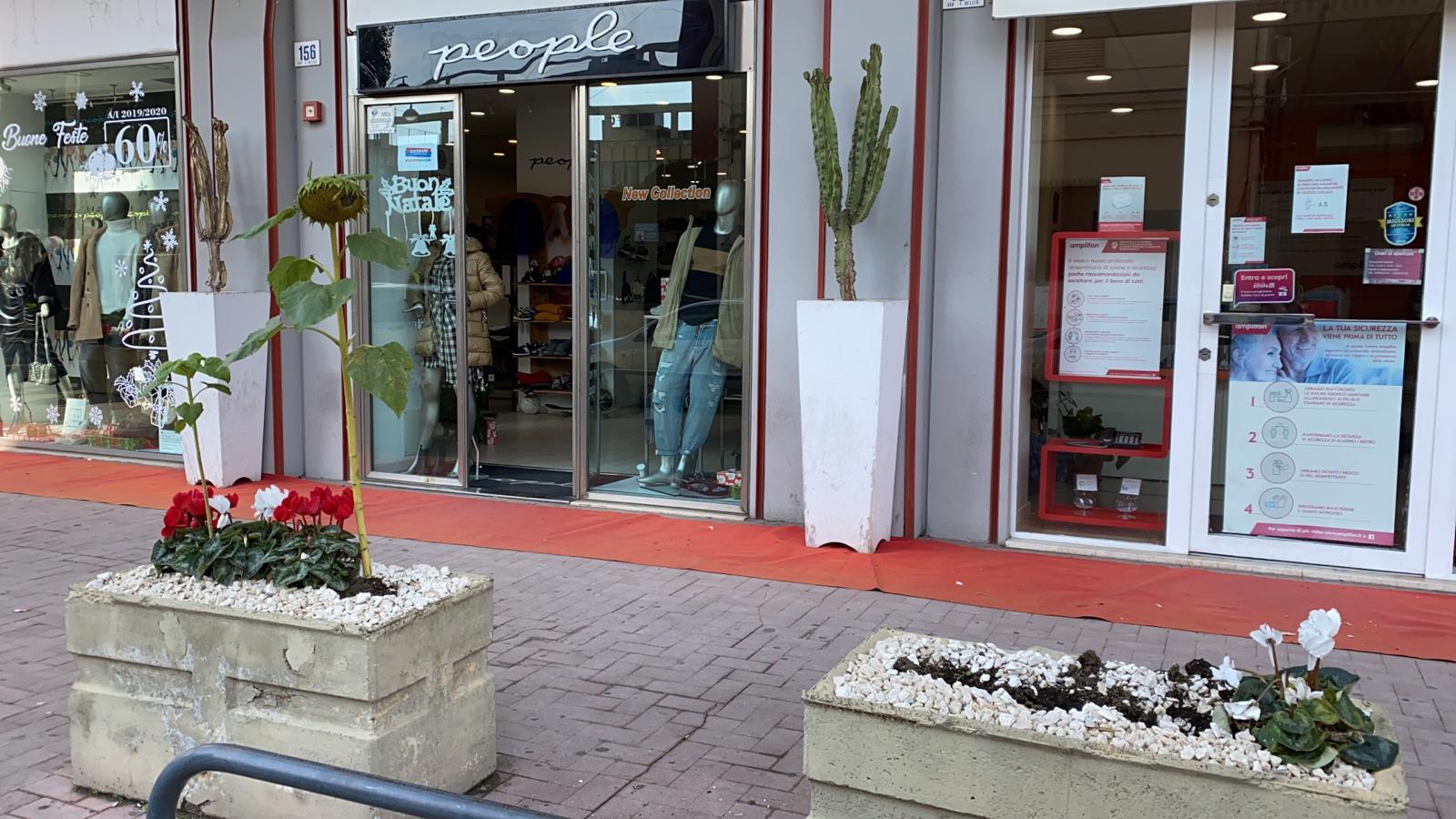 Paternò, grave gesto di inciviltà, rubate le decorazioni Natalizie in via Bellia