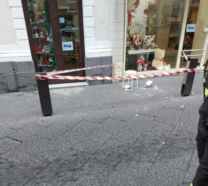 PATERNO’: CADONO CALCINACCI DAL BALCONE, INTERVENTO DEI VIGILI DEL FUOCO