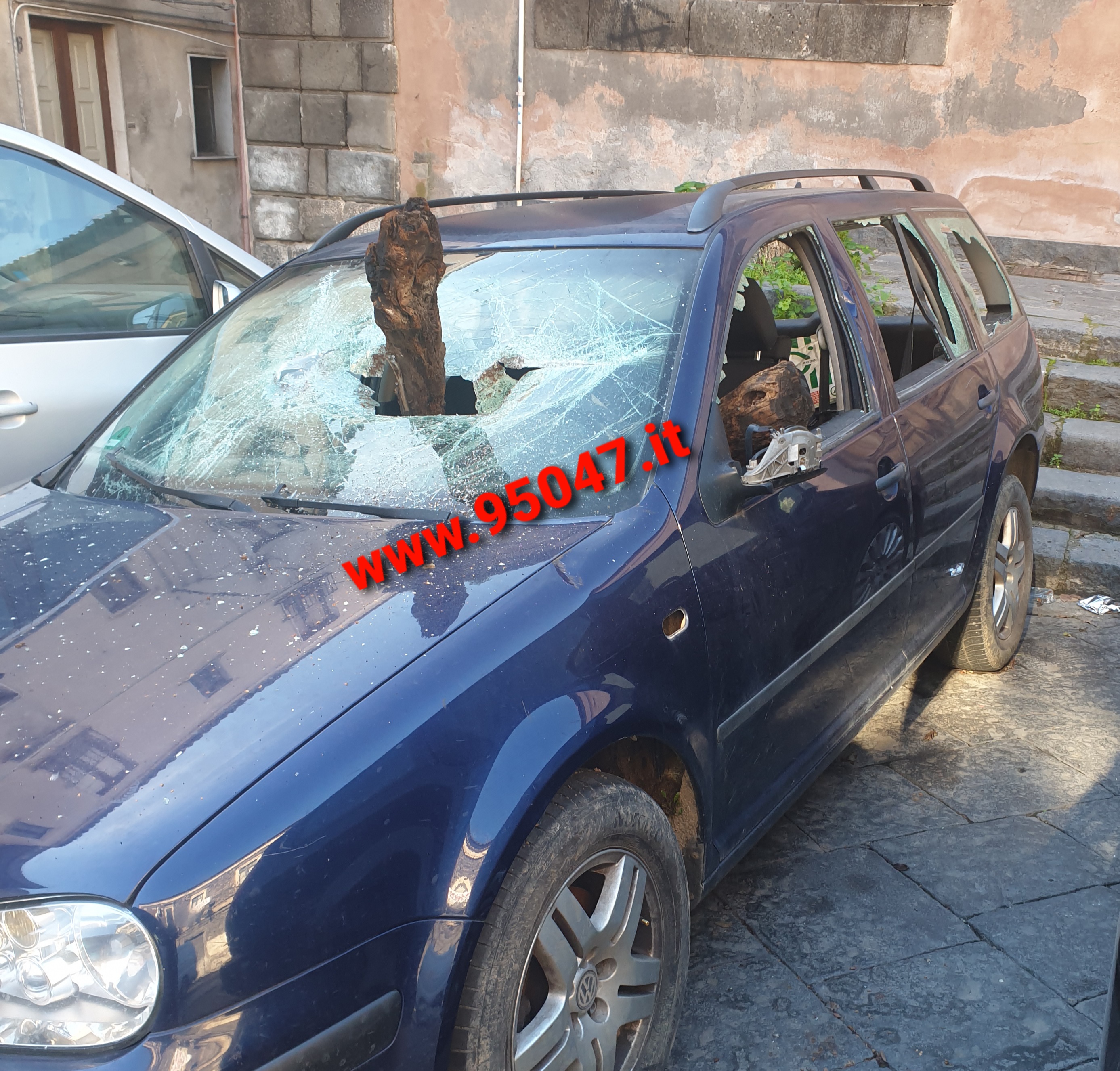 PATERNO', AUTO ABBANDONATA (E VANDALIZZATA) IN PIENO CENTRO