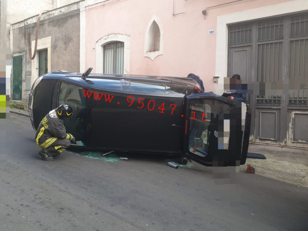 BELPASSO: AUTO SI RIBALTA, ILLESA LA CONDUCENTE