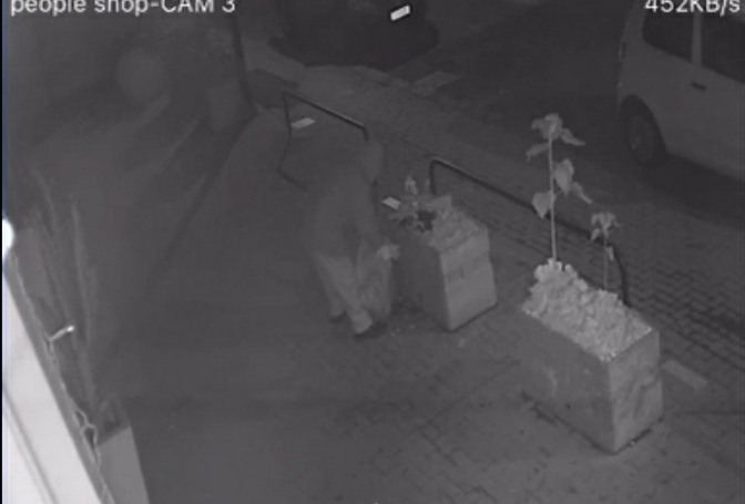 Paternò, grave gesto di inciviltà, rubate le decorazioni Natalizie in via Bellia