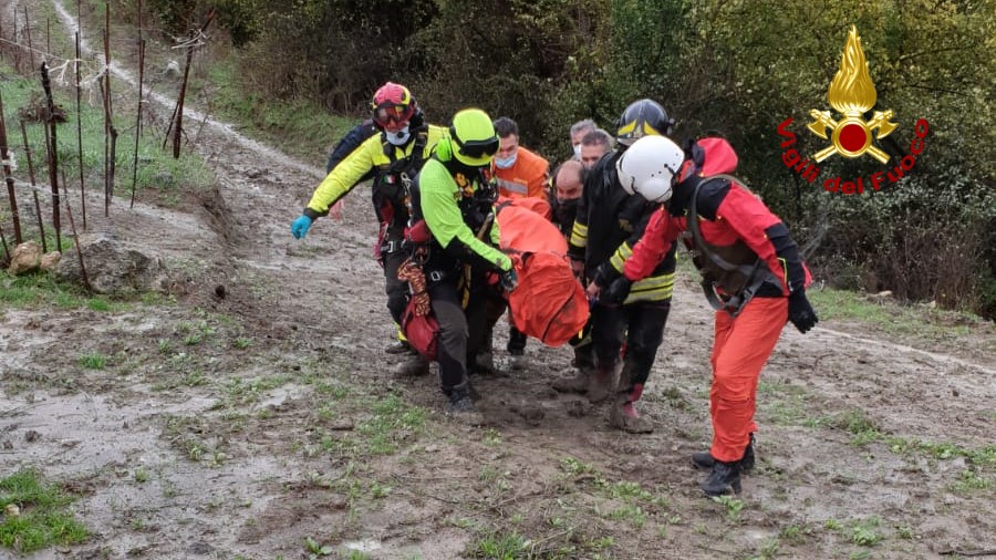 BLOCCATI IN AUTO IN PANNE TRA MINEO E GRAMMICHELE, SALVATI DAI VVF