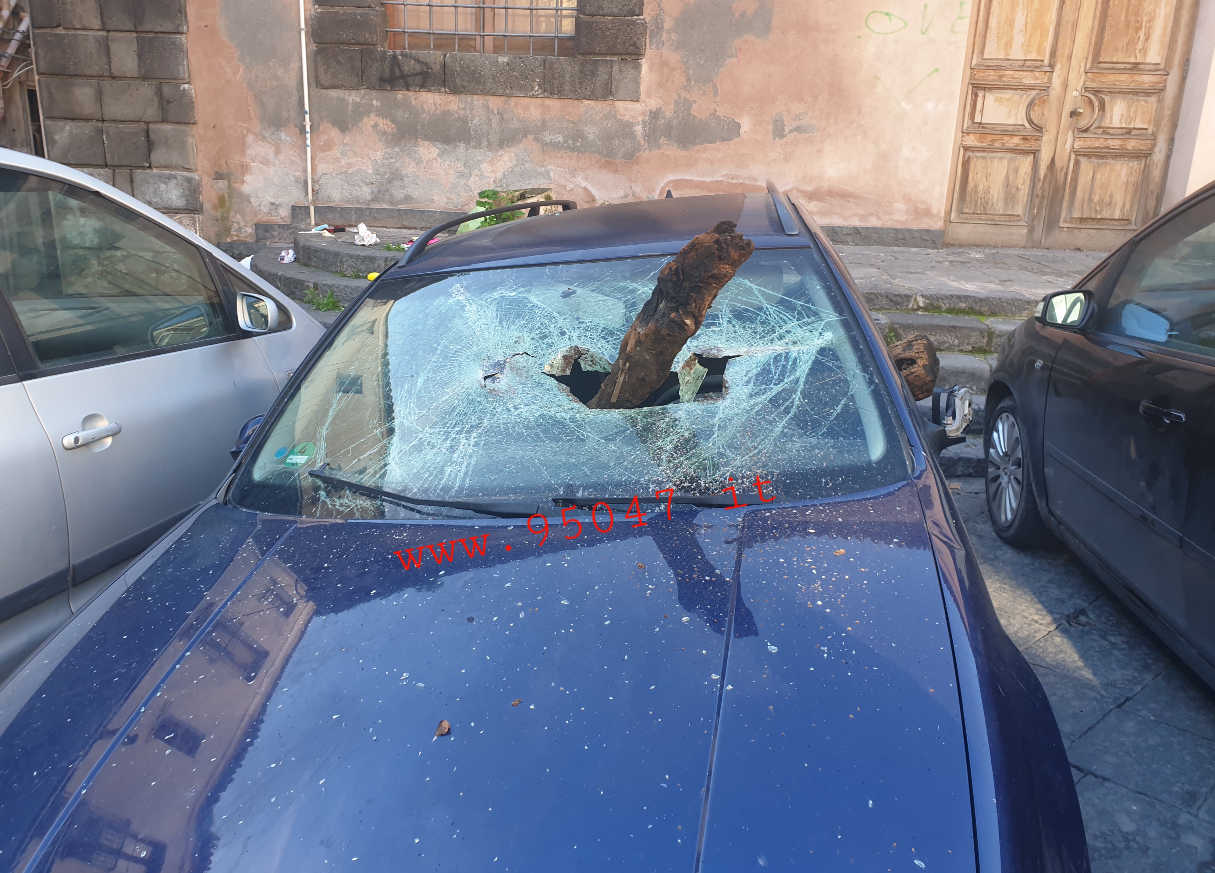 PATERNO', AUTO ABBANDONATA (E VANDALIZZATA) IN PIENO CENTRO