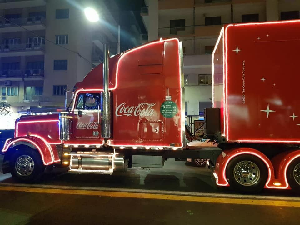 OGGI IL CAMION ROSSO DELLA COCA COLA A CATANIA PER REGALARE UN MOMENTO DI GIOIA AI PIÙ PICCOLI