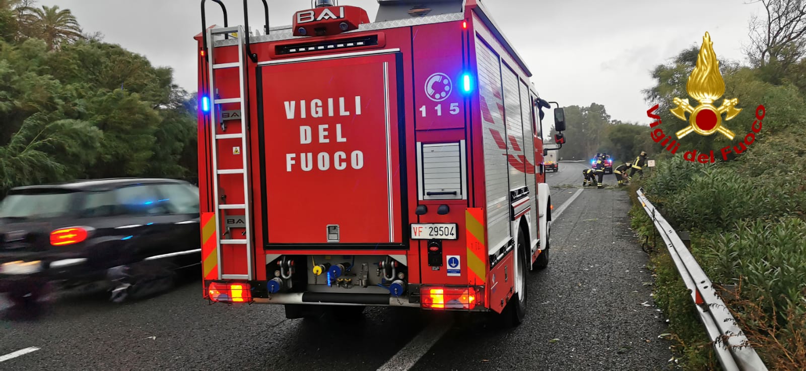 ACIREALE: CADE UN GROSSO ALBERO SU UN’AUTO, SOCCORSE LE TRE PERSONE ALL'INTERNO DAI VIGILI DEL FUOCO
