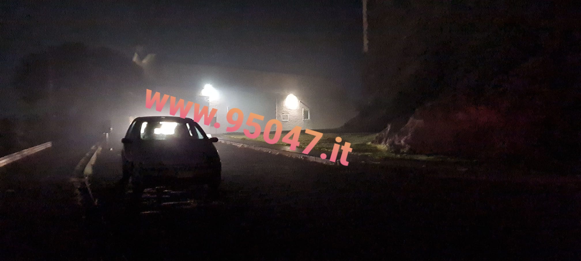 PATERNO': AUTO IN FIAMME IN PIENO CENTRO STORICO