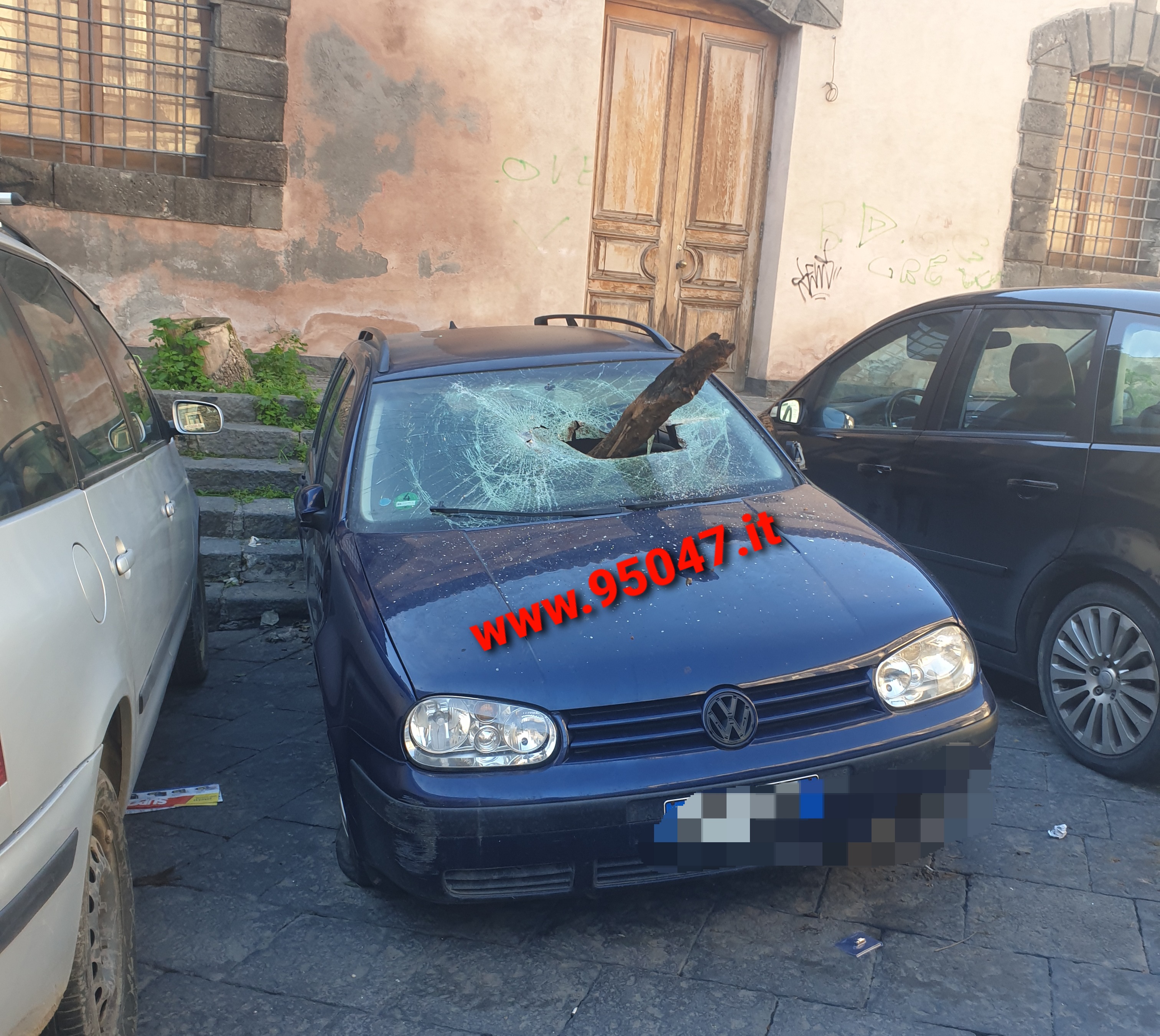 PATERNO', AUTO ABBANDONATA (E VANDALIZZATA) IN PIENO CENTRO