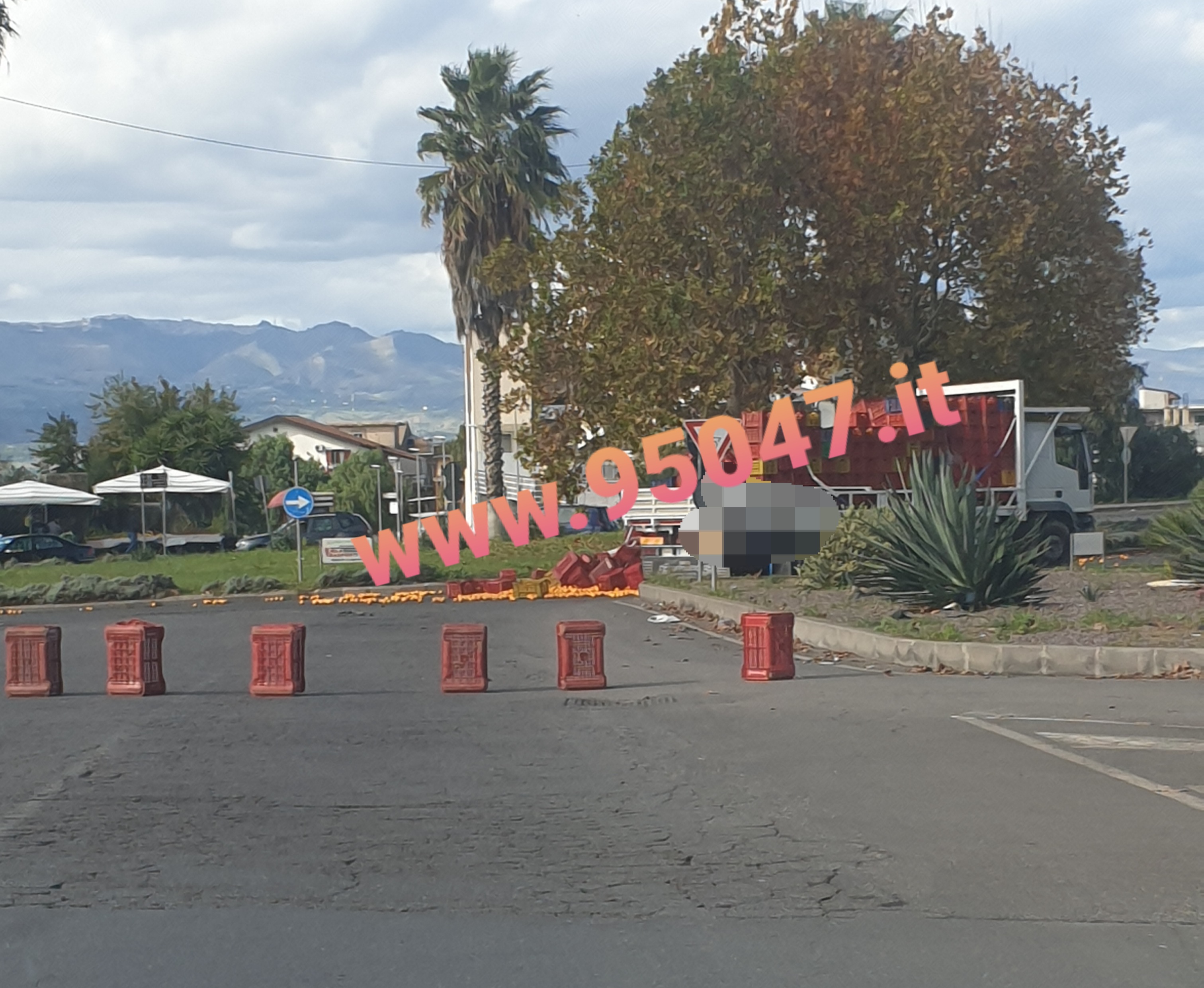 PATERNO': CAMION PERDE IL CARICO DI ARANCE