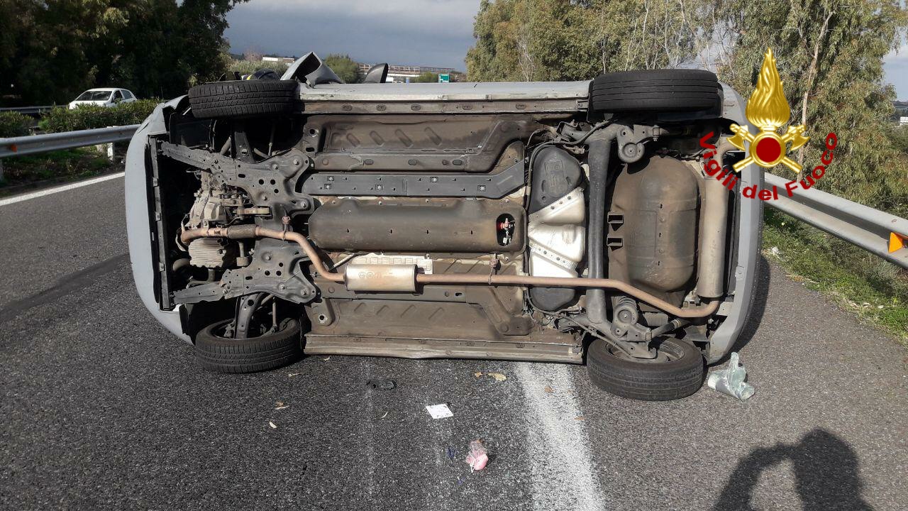 ACIREALE, INCIDENTE IN A18, AUTO SI RIBALTA.