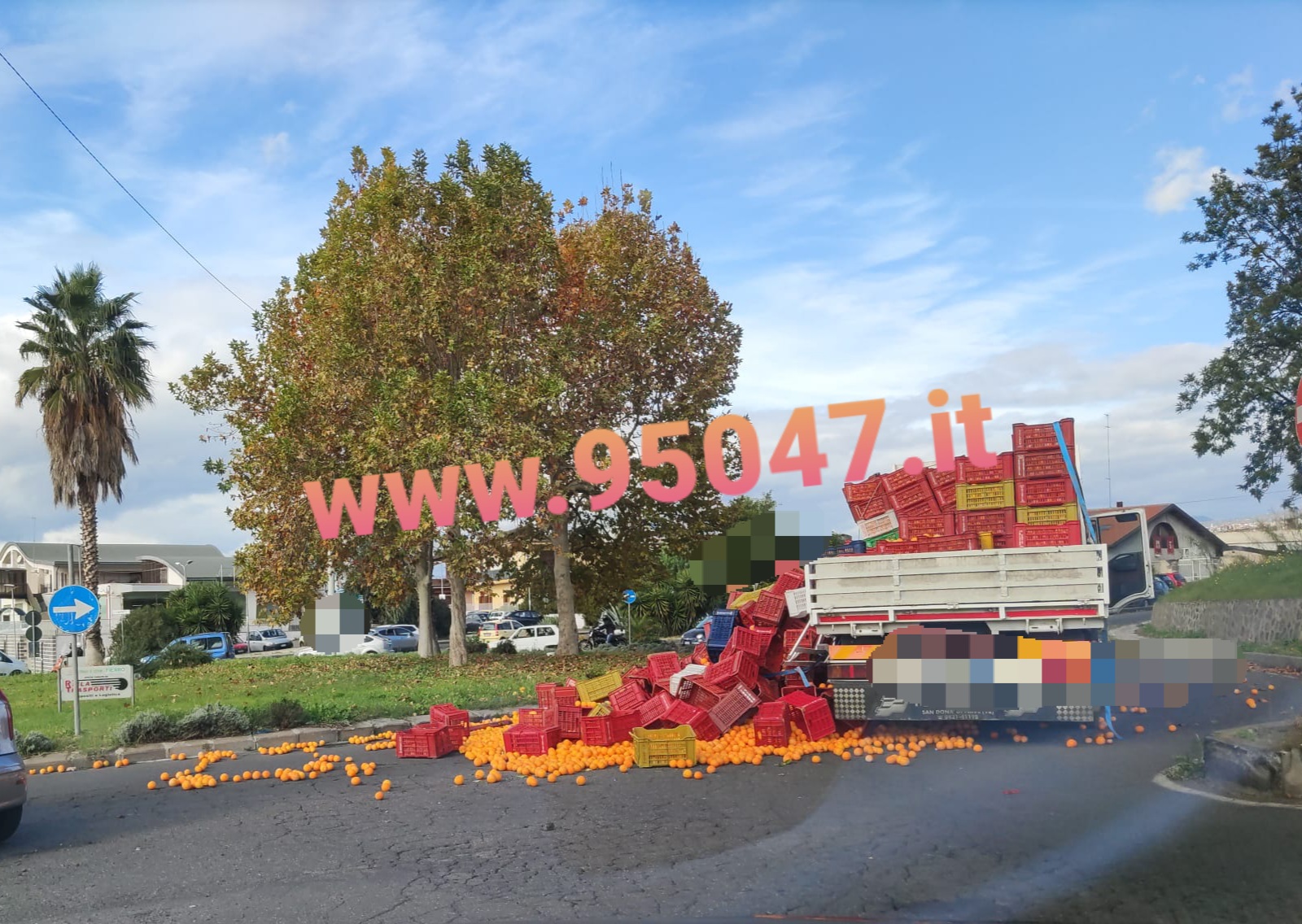 PATERNO': CAMION PERDE IL CARICO DI ARANCE