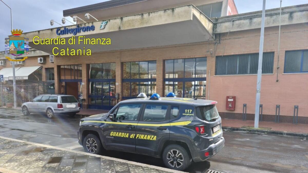 CALTAGIRONE: ANZIANI, GIOCANO A BRISCOLA IN CINQUE IN PIAZZA - 