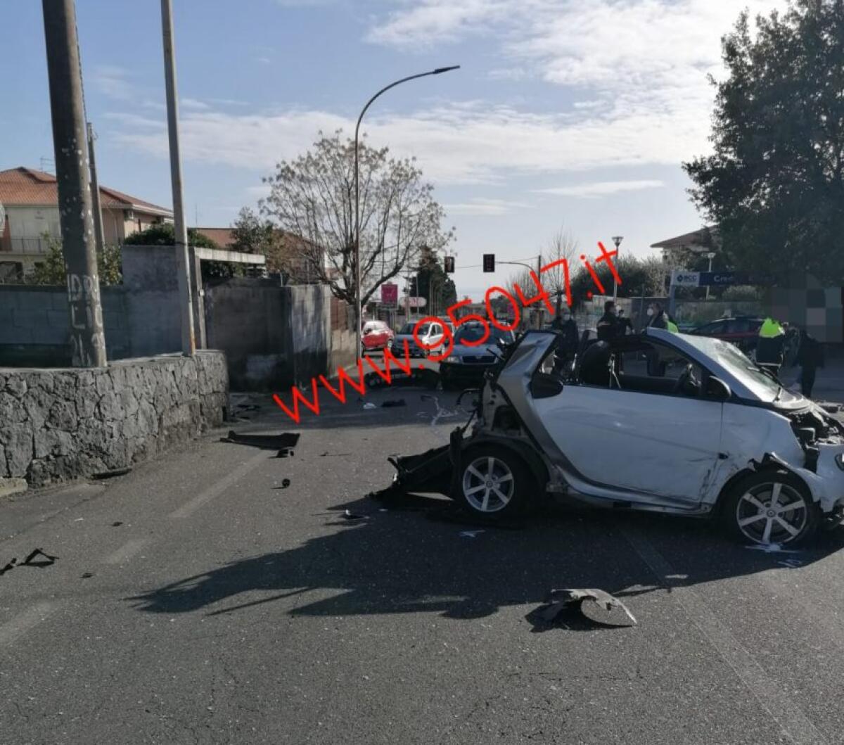 MASCALUCIA: Grave incidente tra due auto, ragazzo sbalzato fuori dal veicolo. - 