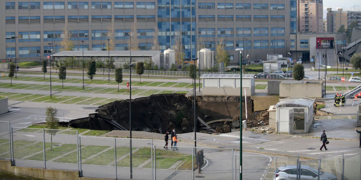 Napoli, enorme voragine all'Ospedale del mare, evacuato Covid center - 