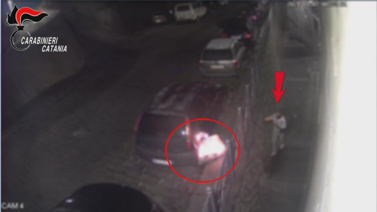 PATERNO': INCENDIA 2 AUTO CON INNESCO ARTIGIANALE, INCASTRATO DALLE TELECAMERE DI SORVEGLIANZA - 