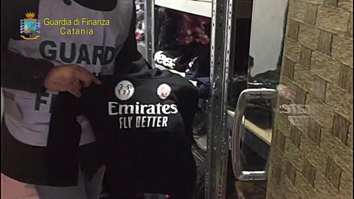 CATANIA, VENDEVANO CAPI CONTRAFFATTI SU INTERNET: DENUNCIATI DUE FRATELLI - 