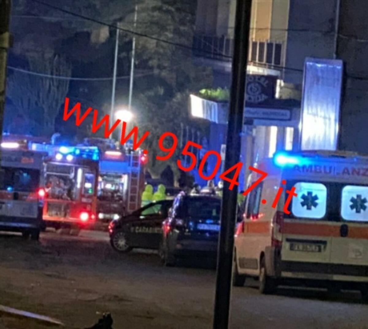 PAURA IERI SERA PER INCENDIO ALL'EX ALBERGO SICILIA - 