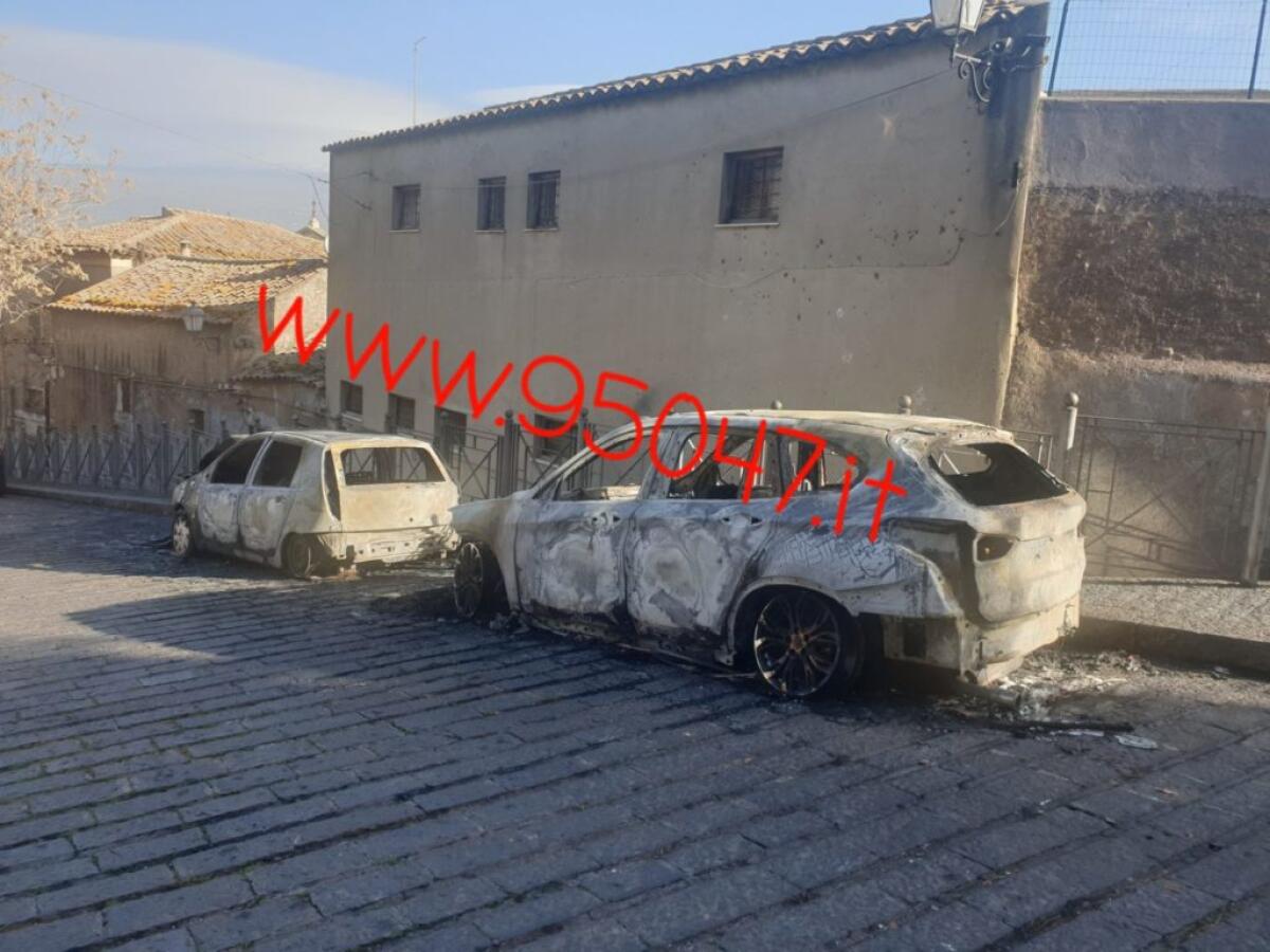 PATERNÒ: Due auto in fiamme nello stesso posto a 4 ore di distanza - 