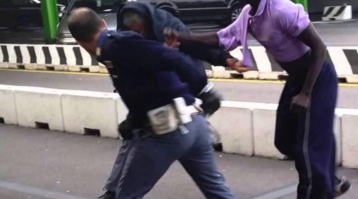 CATANIA: GIOVANE NIGERIANO SI DENUDA E AGGREDISCE I PASSANTI: FERMATO DALLA POLIZIA - 