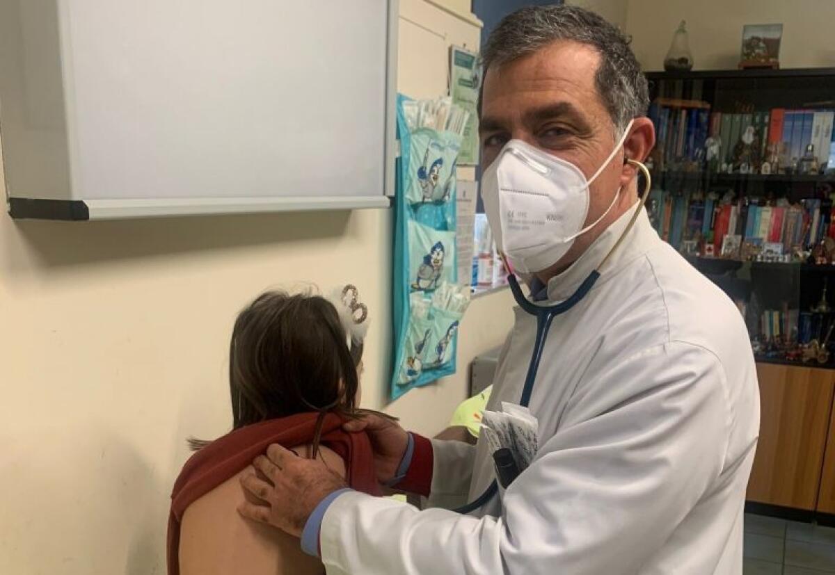 PATERNÒ, L'APPELLO DEL PEDIATRA ANTONELLO SINATRA: "RIPORTARE I RAGAZZI A SCUOLA" - 