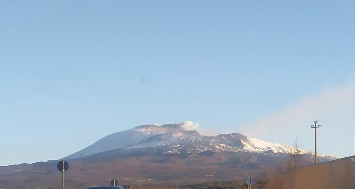 ETNA, INGV: EMISSIONI DI CENERE DISPERSE RAPIDAMENTE DAI VENTI, FLUSSI LAVICI IN RAFFREDDAMENTO - 