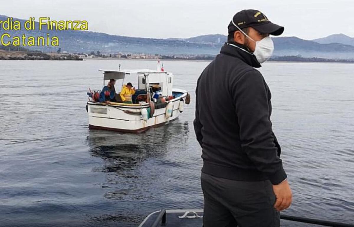 CONTROLLI ANTI-COVID A CATANIA ANCHE VIA MARE, SANZIONATI DALLA FINANZA DUE PESCATORI - 