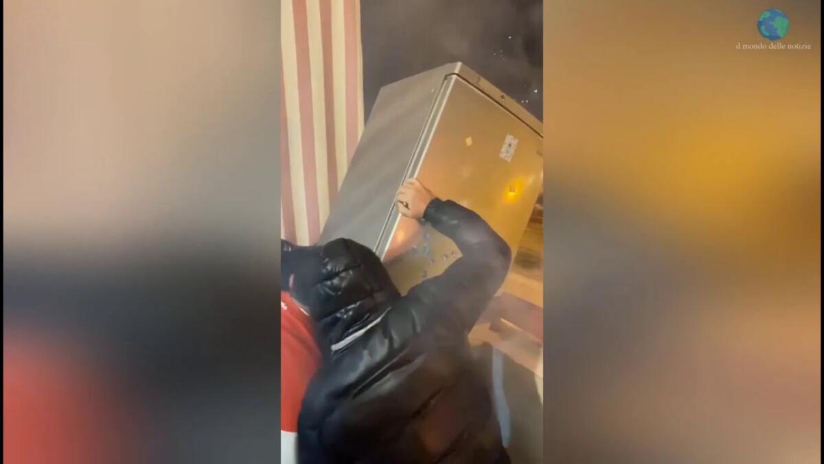TARANTO, LANCIANO UN FRIGORIFERO DAL BALCONE LA NOTTE DI CAPODANNO – VIDEO - 