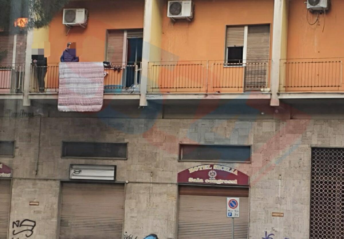 PATERNO' OSPITI IN BALCONE ALL'HOTEL SICILIA - 