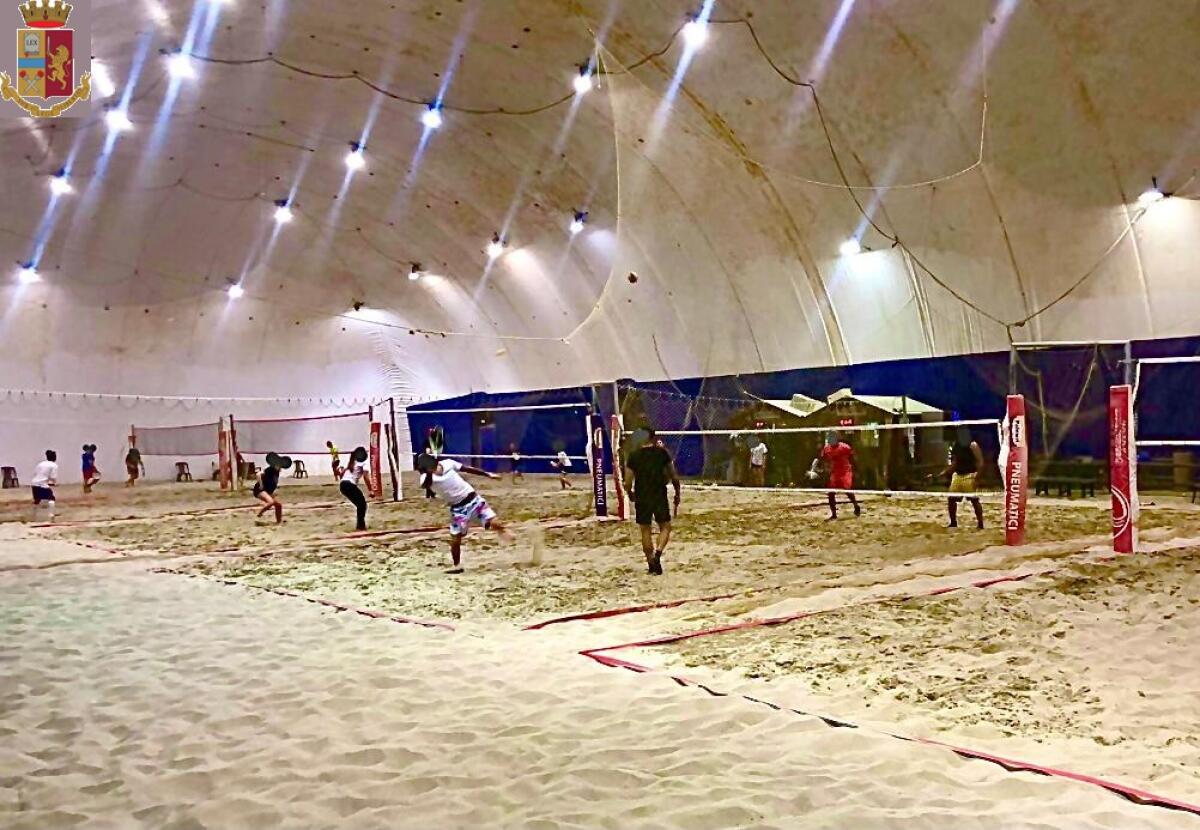 CATANIA: STAVANO TRANQUILLAMENTE GIOCANDO A BEACH TENNIS, IN TOTALE SPREGIO DEI PROTOCOLLI DI SICUREZZA. - 