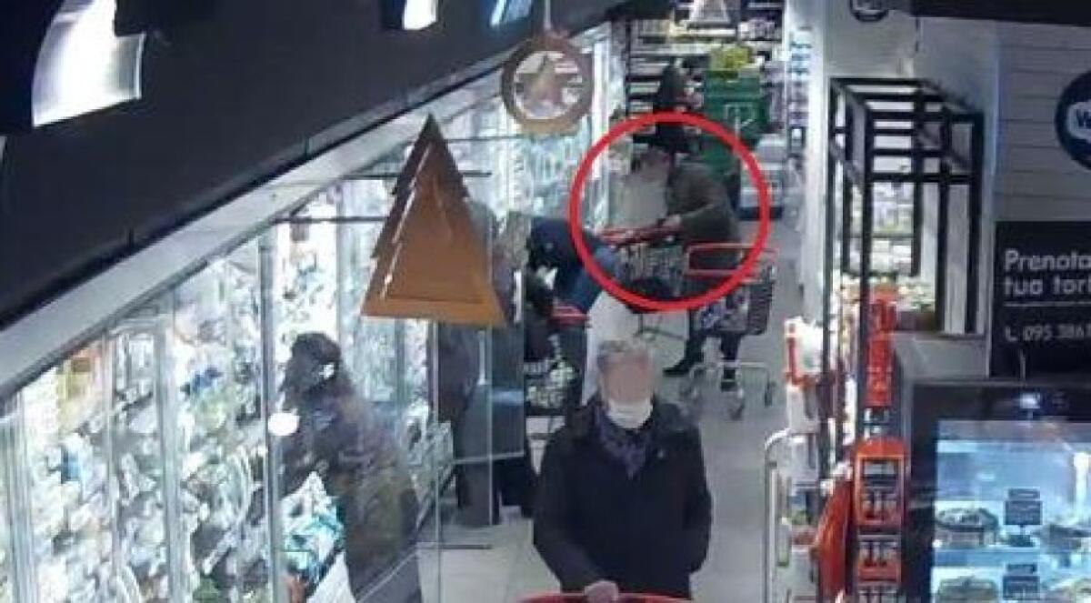 CATANIA: RUBA TELEFONINO E PORTAFOGLIO AL SUPERMERCATO: IDENTIFICATO E DENUNCIATO - 