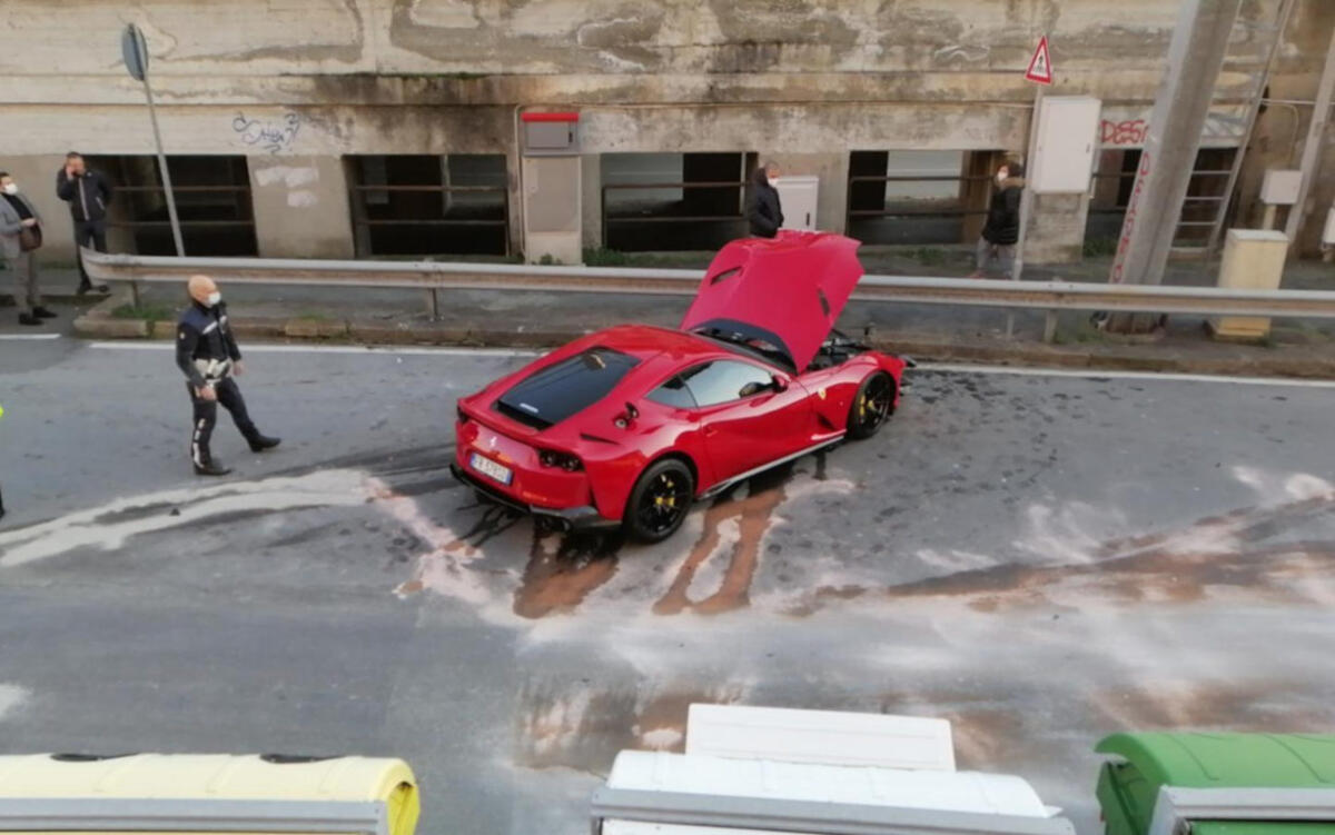 GENOA, PORTA LA FERRARI A LAVARE MA L'UOMO DELL'AUTOLAVAGGIO LA DISTRUGGE - 