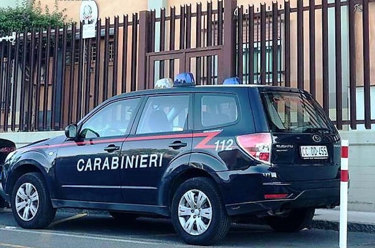 BIANCAVILLA.  CALCI E PUGNI AI CC PER CONSENTIRE AL FIGLIO DI FUGGIRE - 