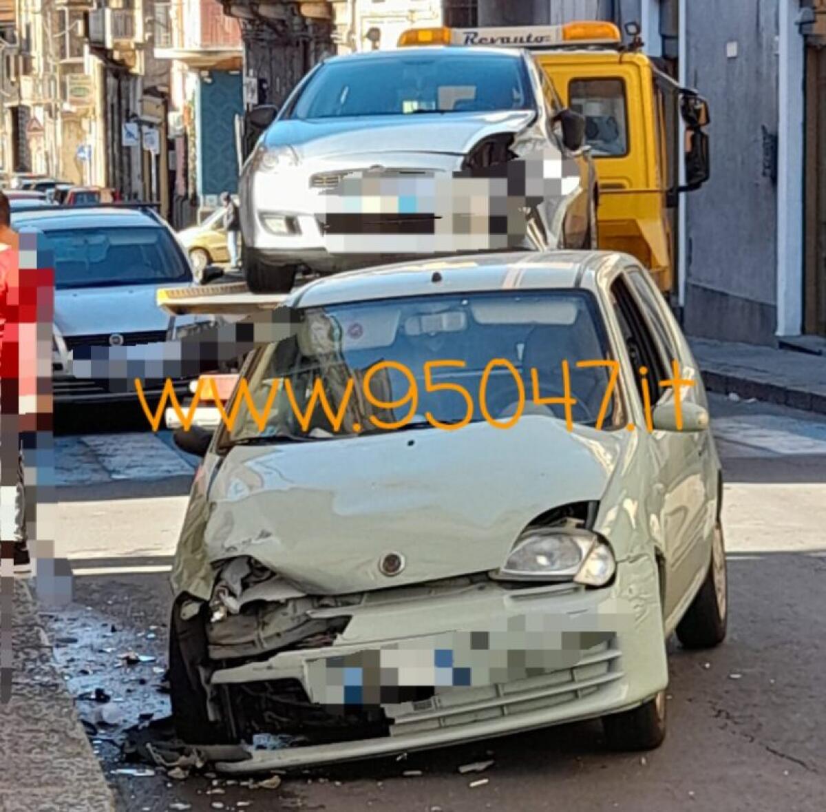 BELPASSO: SCONTRO TRA DUE AUTO, FERITI - 