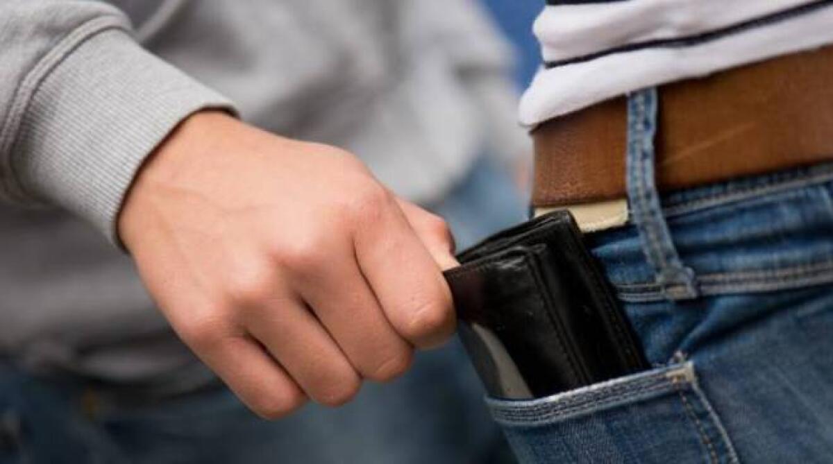 CATANIA: Ruba portafogli a una cliente del supermercato: arrestato - 