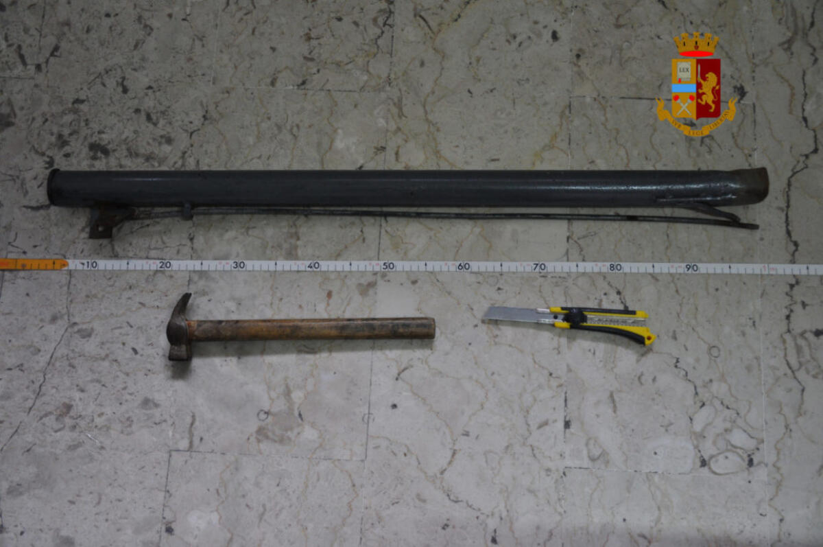 ADRANO: UOMO MINACCIA FRATELLI CON TAGLIERINO, SPRANGA E MARTELLO - 