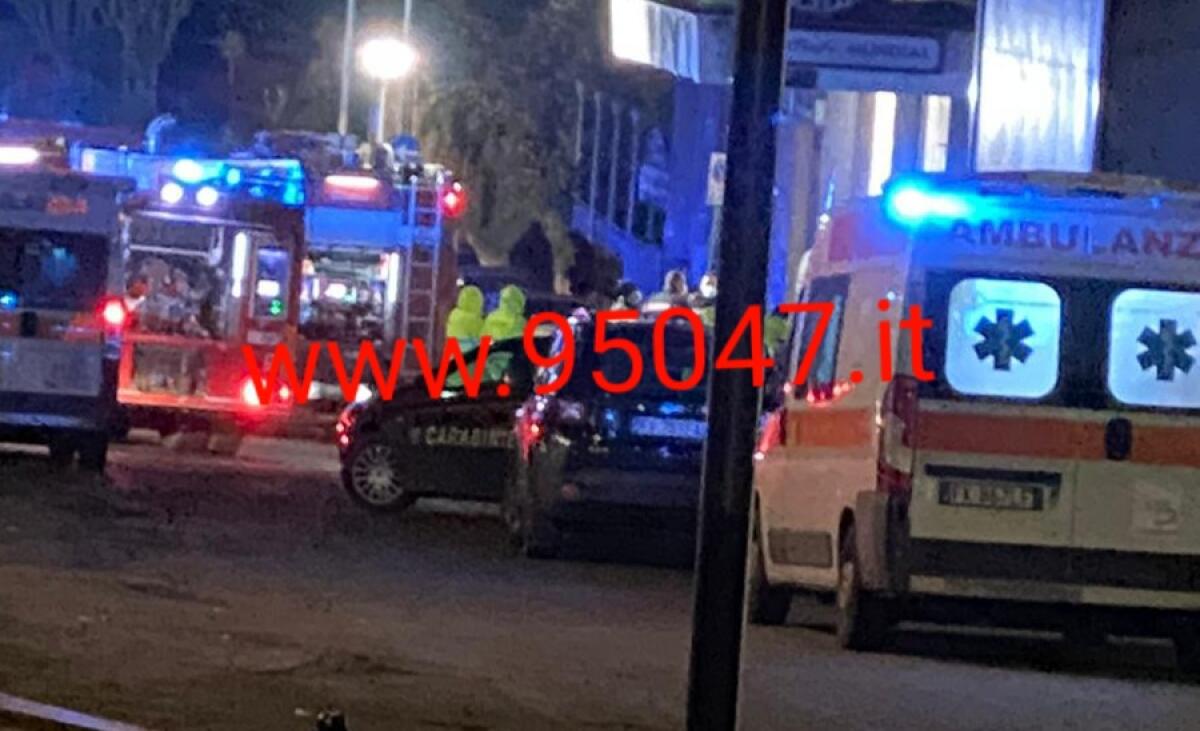 PATERNO': PAURA IERI SERA PER INCENDIO ALL'EX ALBERGO SICILIA - 