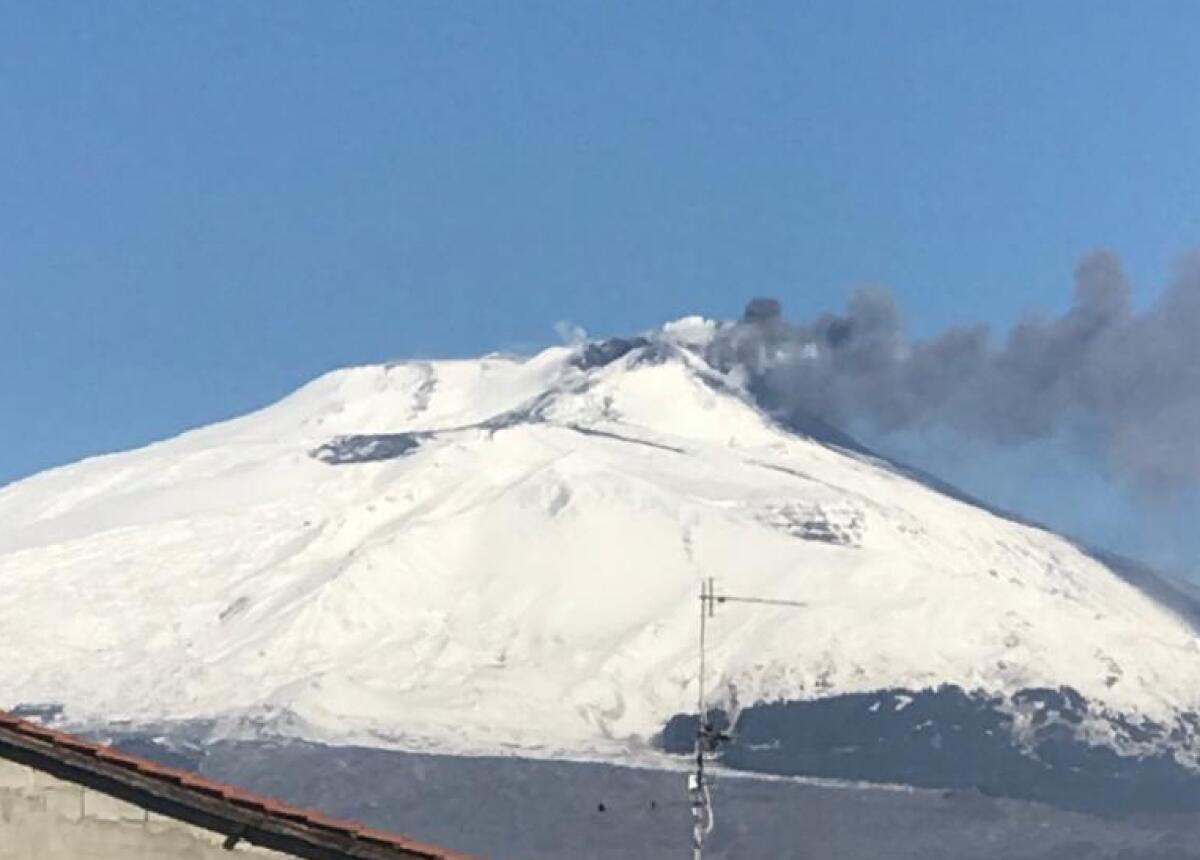 ETNA, SI INTENSIFICA L'ATTIVITÀ STROMBOLIANA DAL CRATERE DI SUD EST CON  ABBONDANTE EMISSIONE DI CENERE - 