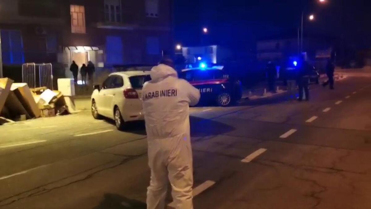 FOLLIA NELLA NOTTE NEL TORINESE: UOMO UCCIDE LA MOGLIE E IL FIGLIO DI 5 ANNI, POI SI GETTA DAL BALCONE MA SI SALVA - 