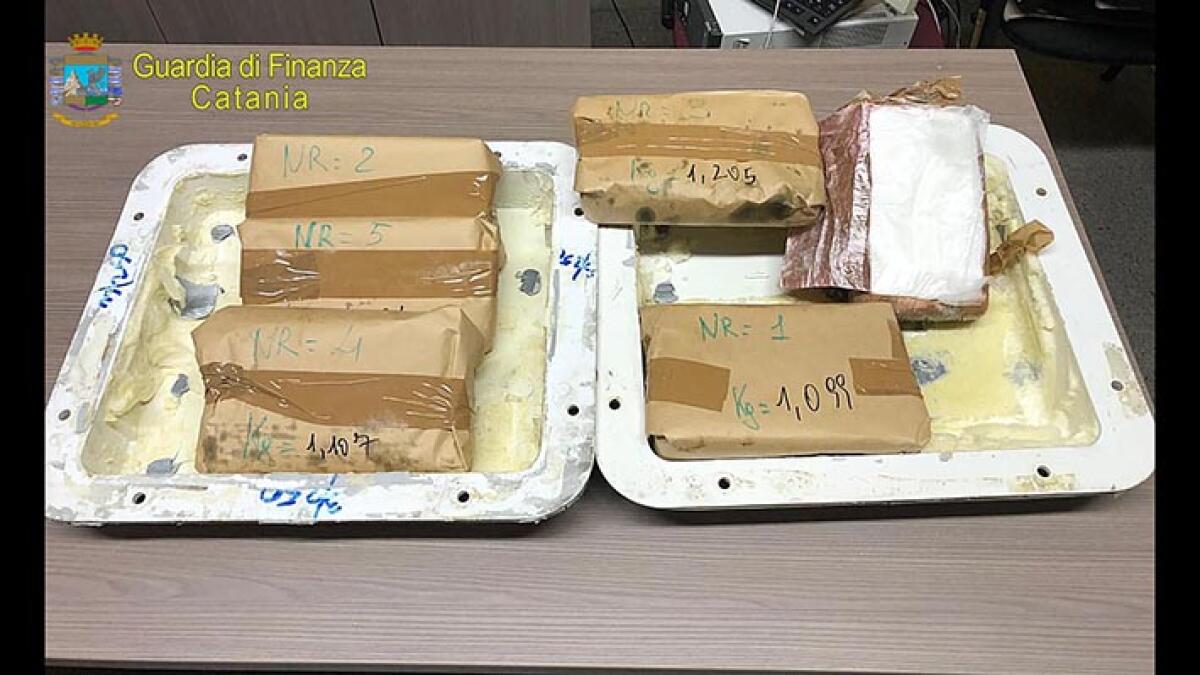 GDF SEQUESTRA 6,7 KG DI COCAINA NEL PORTO DI CATANIA NASCOSTA TRA I CONTAINERS DI FRUTTA ESOTICA - 