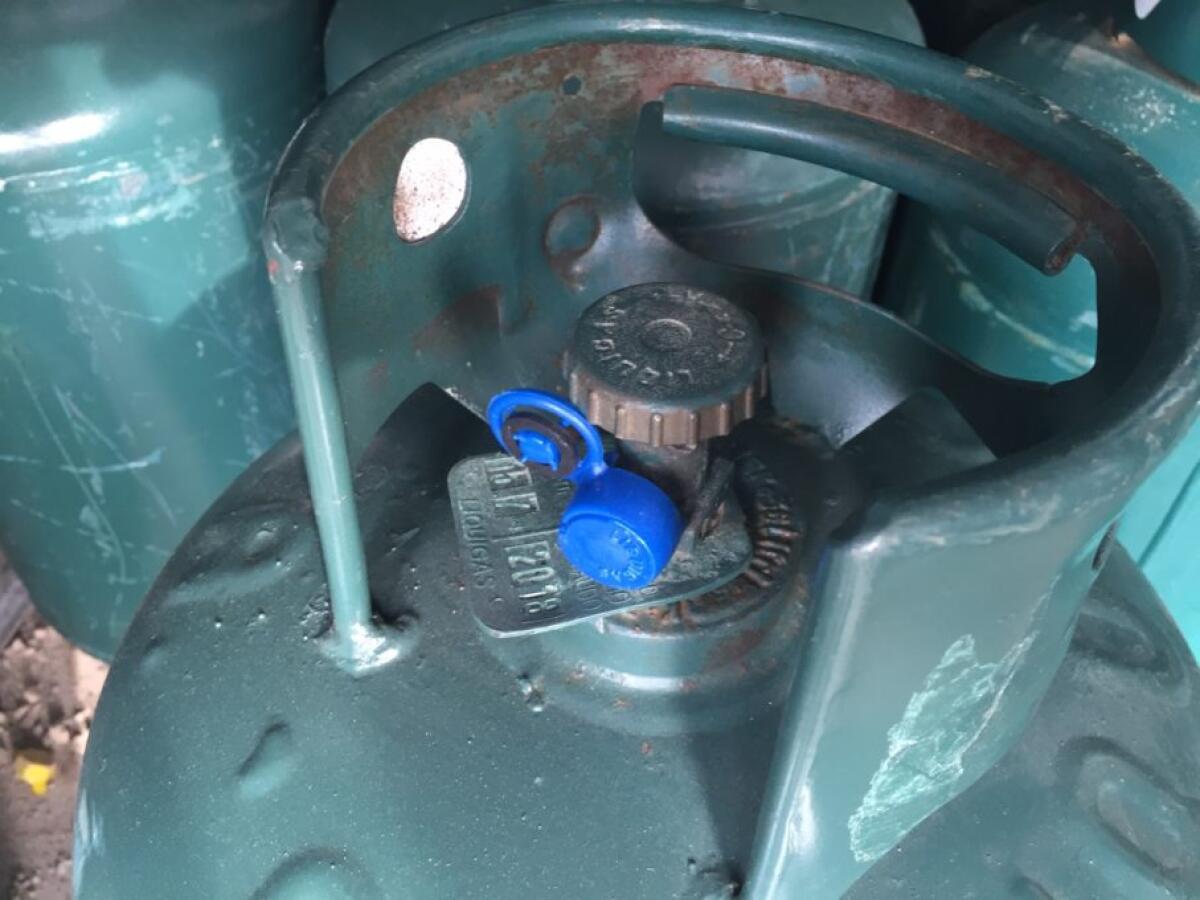 ADRANO: SCOPERTO DEPOSITO ABUSIVO DI BOMBOLE DEL GAS, DENUNCIATO IL TITOLARE - 