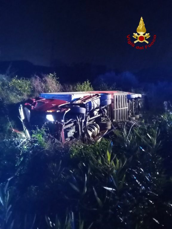 TIR CARICO DI ARANCE SI RIBALTA SULL’A18, FERITO L’AUTISTA