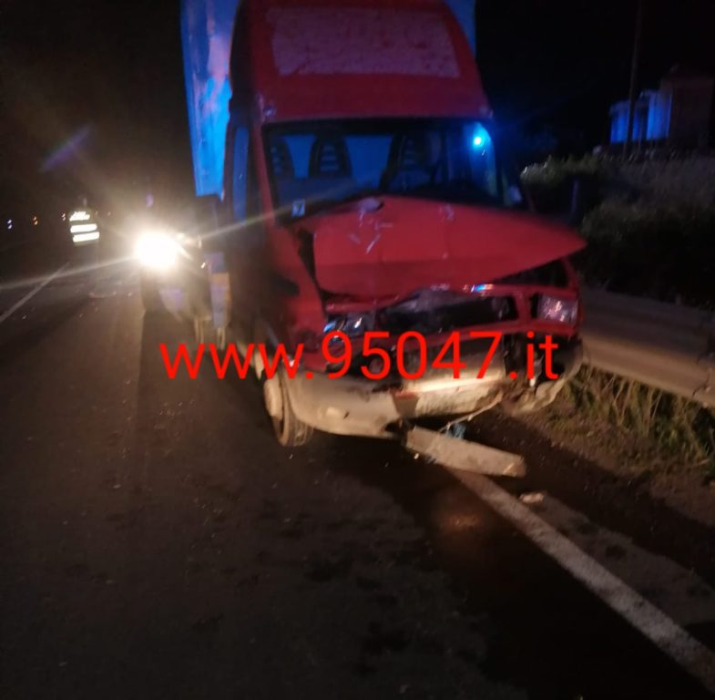 SCHIANTO SULLA CATANIA-GELA: AUTO CAPOVOLTA FERITI